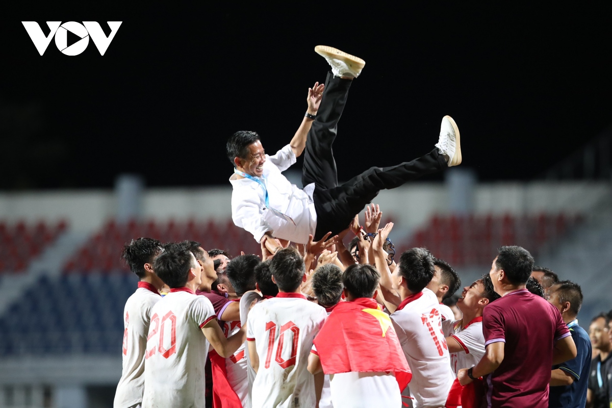 U23 Việt Nam nâng cúp vô địch U23 Đông Nam Á, ăn mừng cùng người hâm mộ