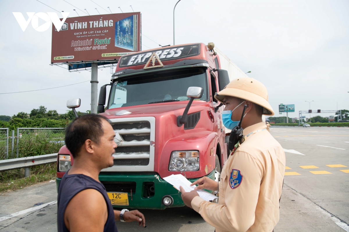 csgt xu ly hang loat xe 16 cho nup bong hop dong trong ngay dau ra quan hinh anh 9