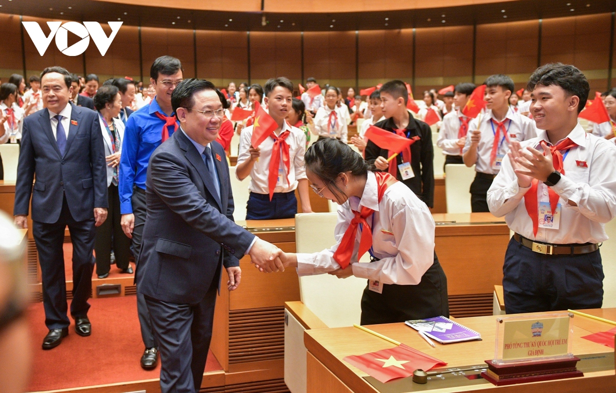  tieng noi cua tre em da lay dong, lam thay doi nhan thuc cua nguoi lon hinh anh 2