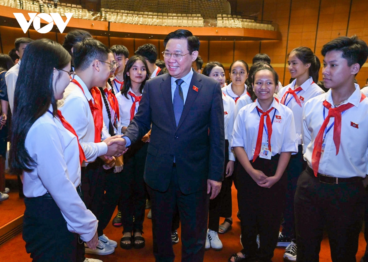  tieng noi cua tre em da lay dong, lam thay doi nhan thuc cua nguoi lon hinh anh 1