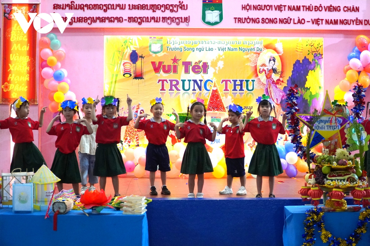 tết Trung thu được tổ chức tại trường song ngữ Lào – Việt Nam Nguyễn Du