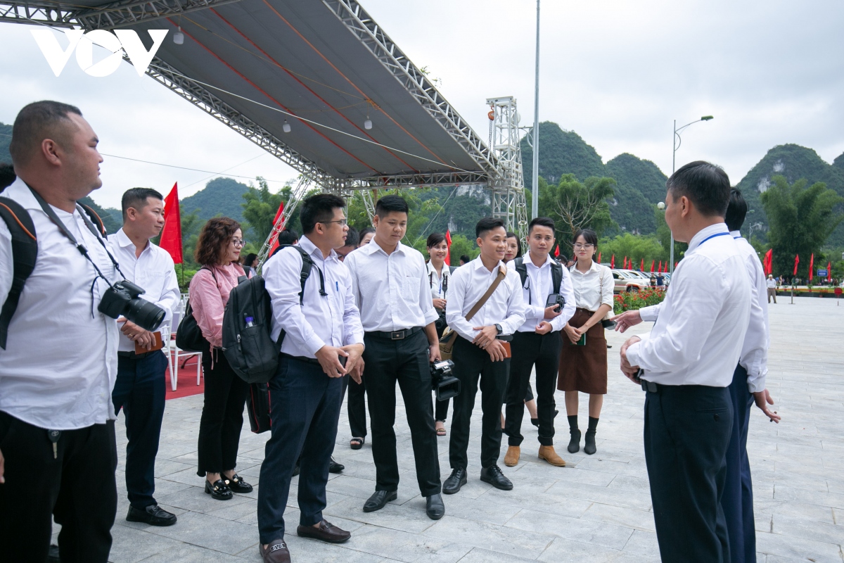 trai nghiem van hanh thi diem cho du khach qua lai khu thac ban gioc - Duc thien hinh anh 3