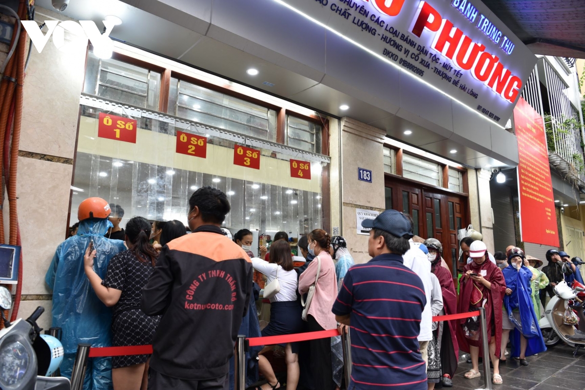 Sát Tết Trung thu, người dân đội mưa xếp hàng đi mua bánh truyền thống