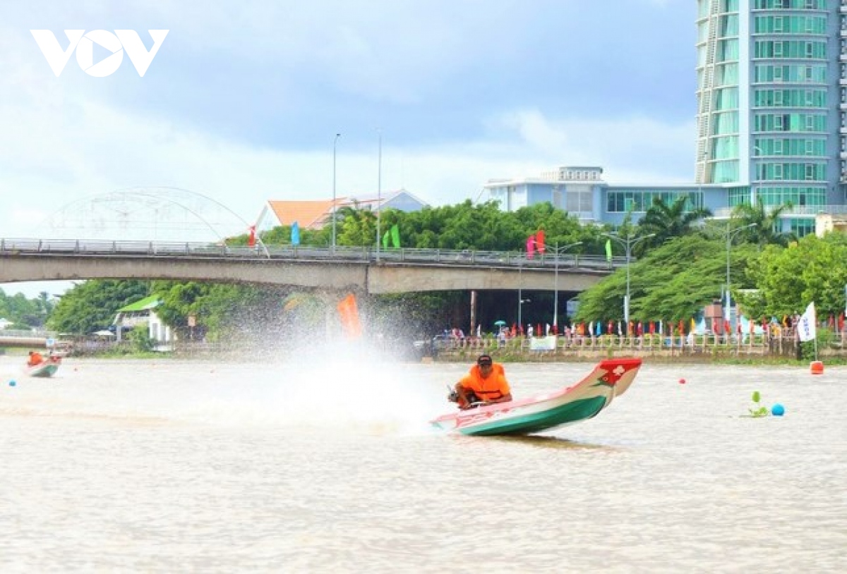 kịch tính màn đua vỏ lãi composite và đua xe tốc độ cao tại cần thơ hình ảnh 4 kich tinh man dua vo lai composite va dua xe toc do cao tai can tho hinh anh 4