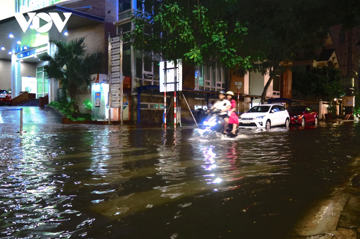 mua lon gay ngap cuc bo nhieu tuyen pho tai Da nang hinh anh 4