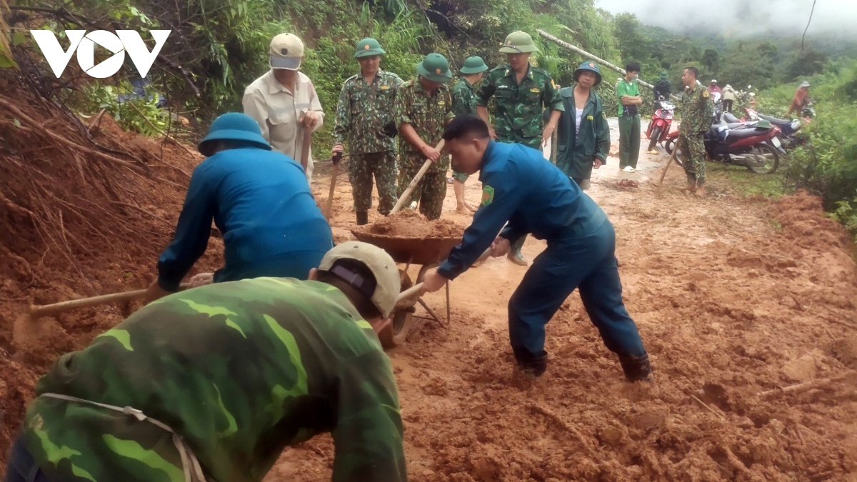 Nhiều tuyến đường ở huyện biên giới Kỳ Sơn sạt lở, ách tắc