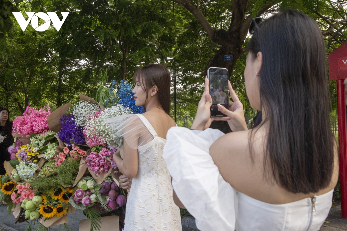 du khach thich thu check-in ben chiec xe hoa mua thu o ha long hinh anh 4