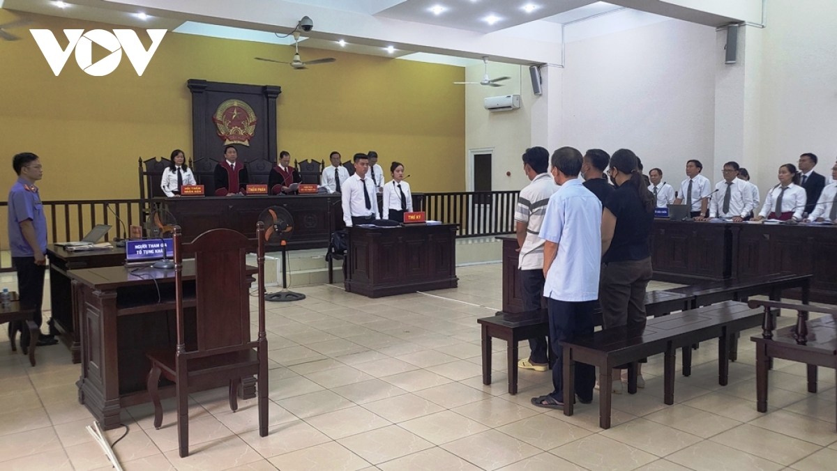 Hoãn phiên tòa xét xử cựu Giám đốc Sở LĐTBXH Bình Dương cùng 16 bị cáo