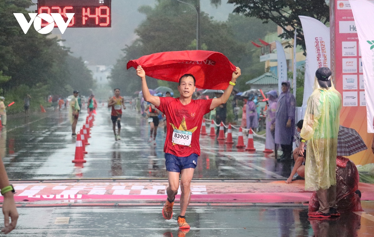 11.000 nguoi chay bo ben bo vinh ha long hinh anh 6