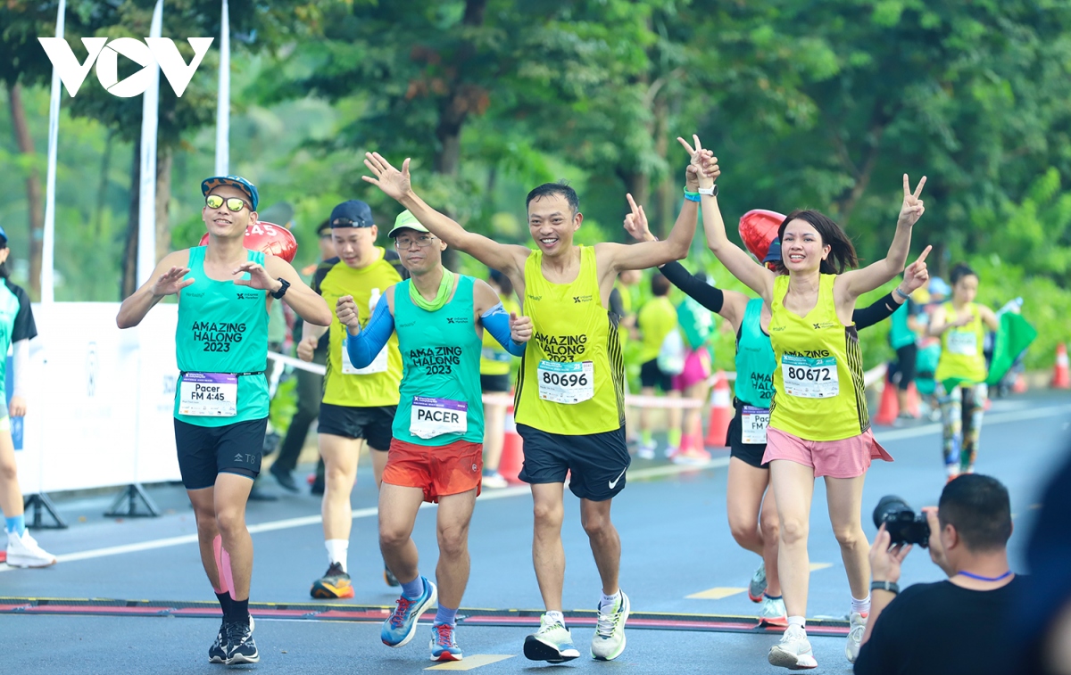 11.000 nguoi chay bo ben bo vinh ha long hinh anh 8