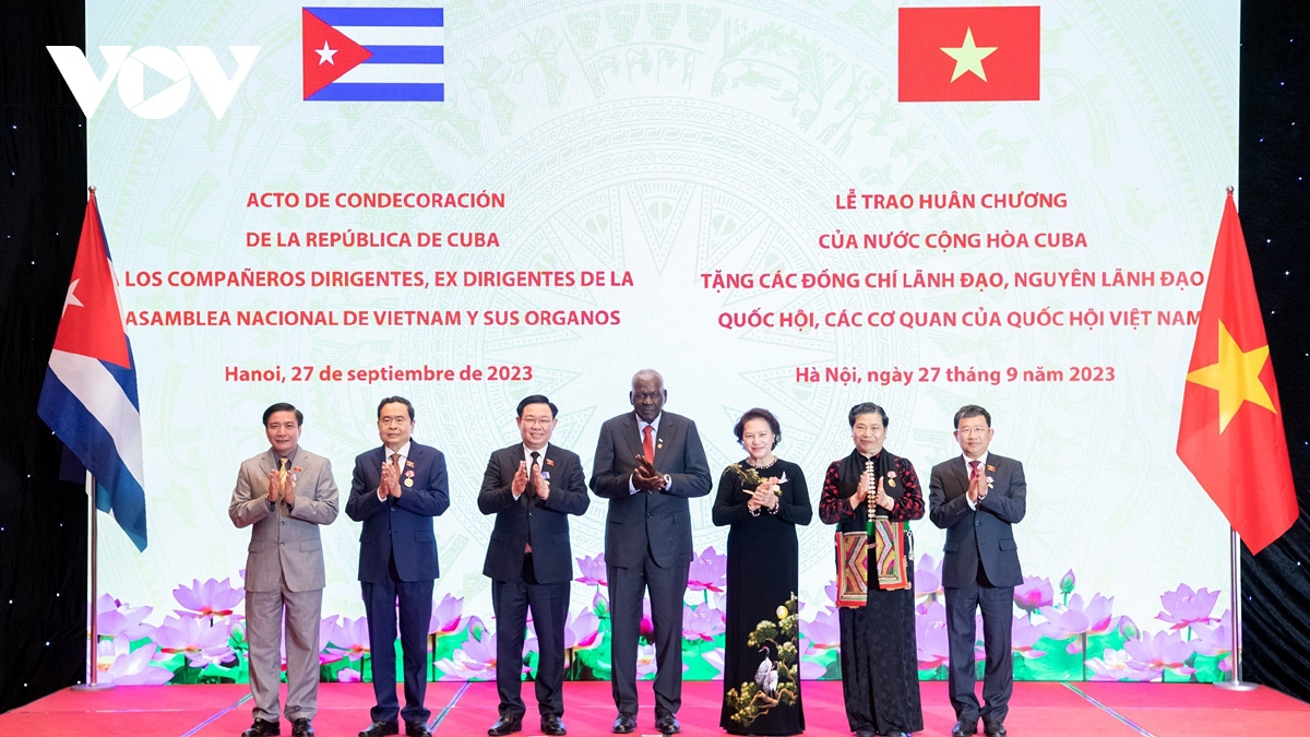 vietnamese parliamentary leaders honoured with cuban noble distinctions picture 1