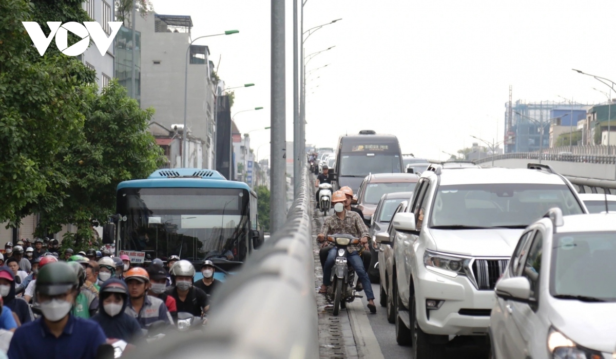 ha noi xu ly hang loat xe may leo len duong vanh dai 2 tren cao hinh anh 2