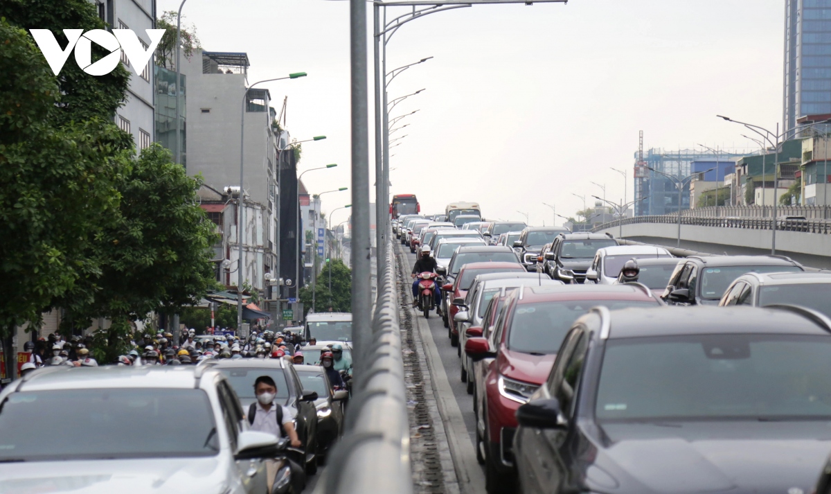 ha noi xu ly hang loat xe may leo len duong vanh dai 2 tren cao hinh anh 3