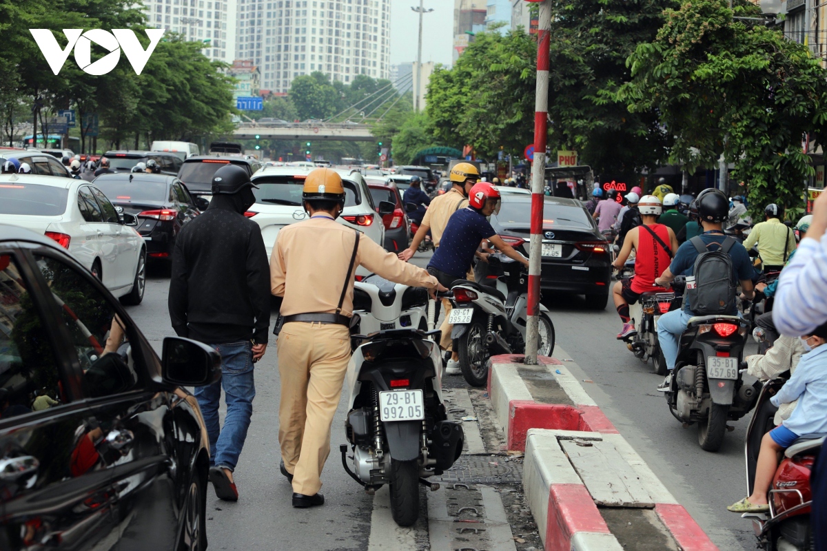 ha noi xu ly hang loat xe may leo len duong vanh dai 2 tren cao hinh anh 9