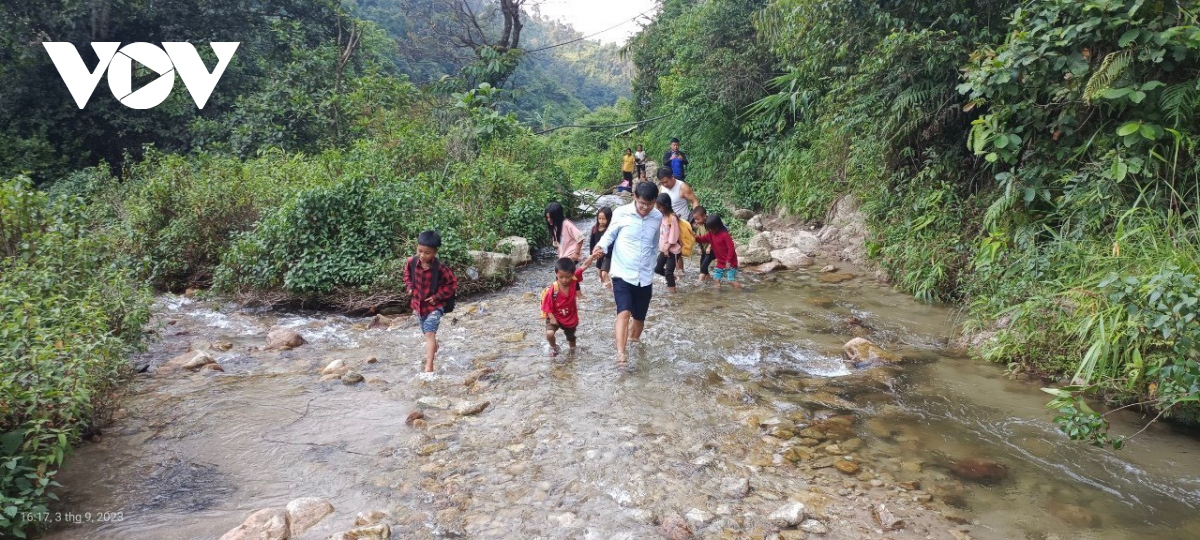 thay tro vung cao ha giang, lao cai loi suoi den truong khai giang nam hoc moi hinh anh 7