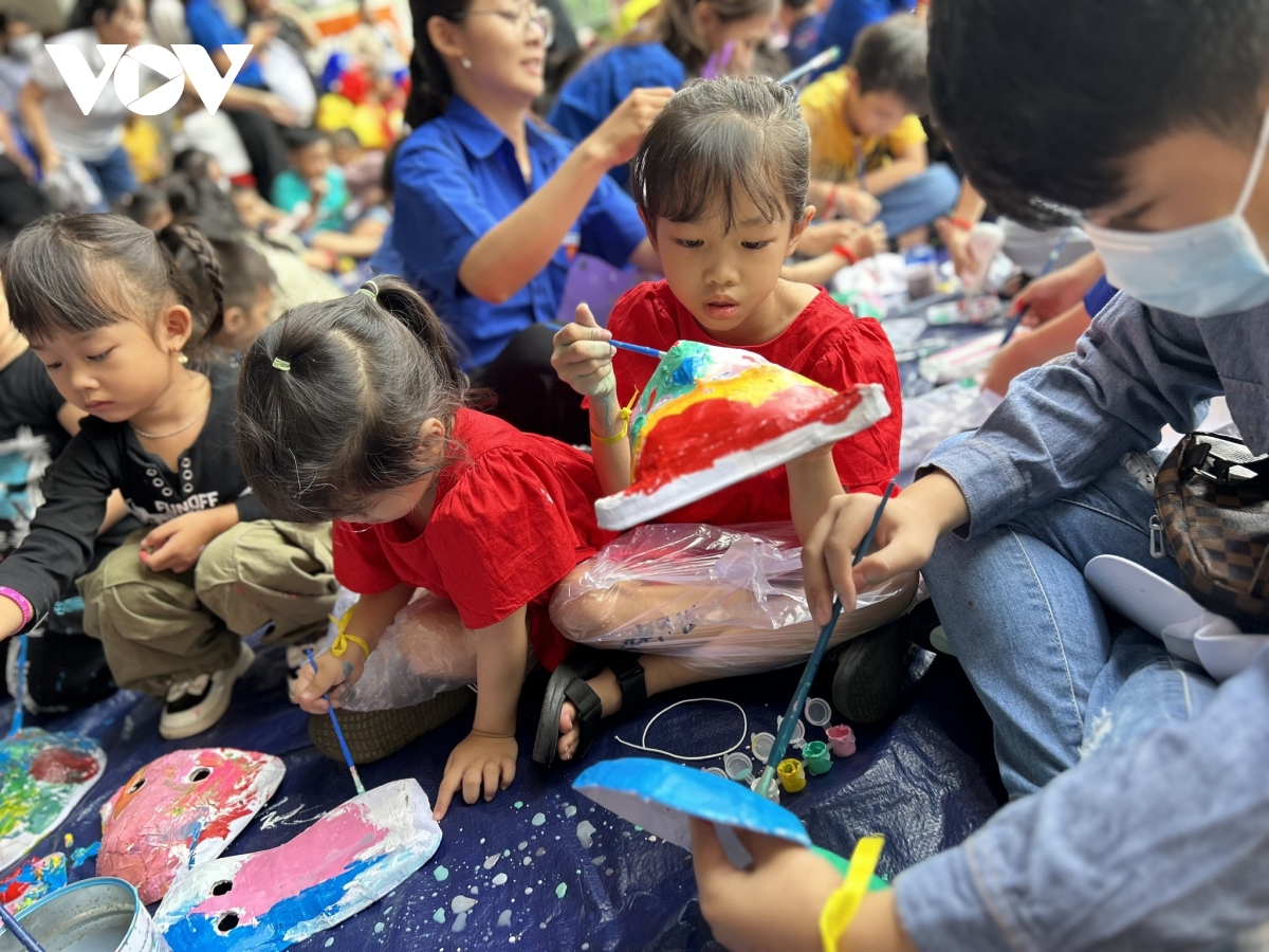 ron rang ngay hoi trung thu tai cac buon lang o Dak lak hinh anh 4