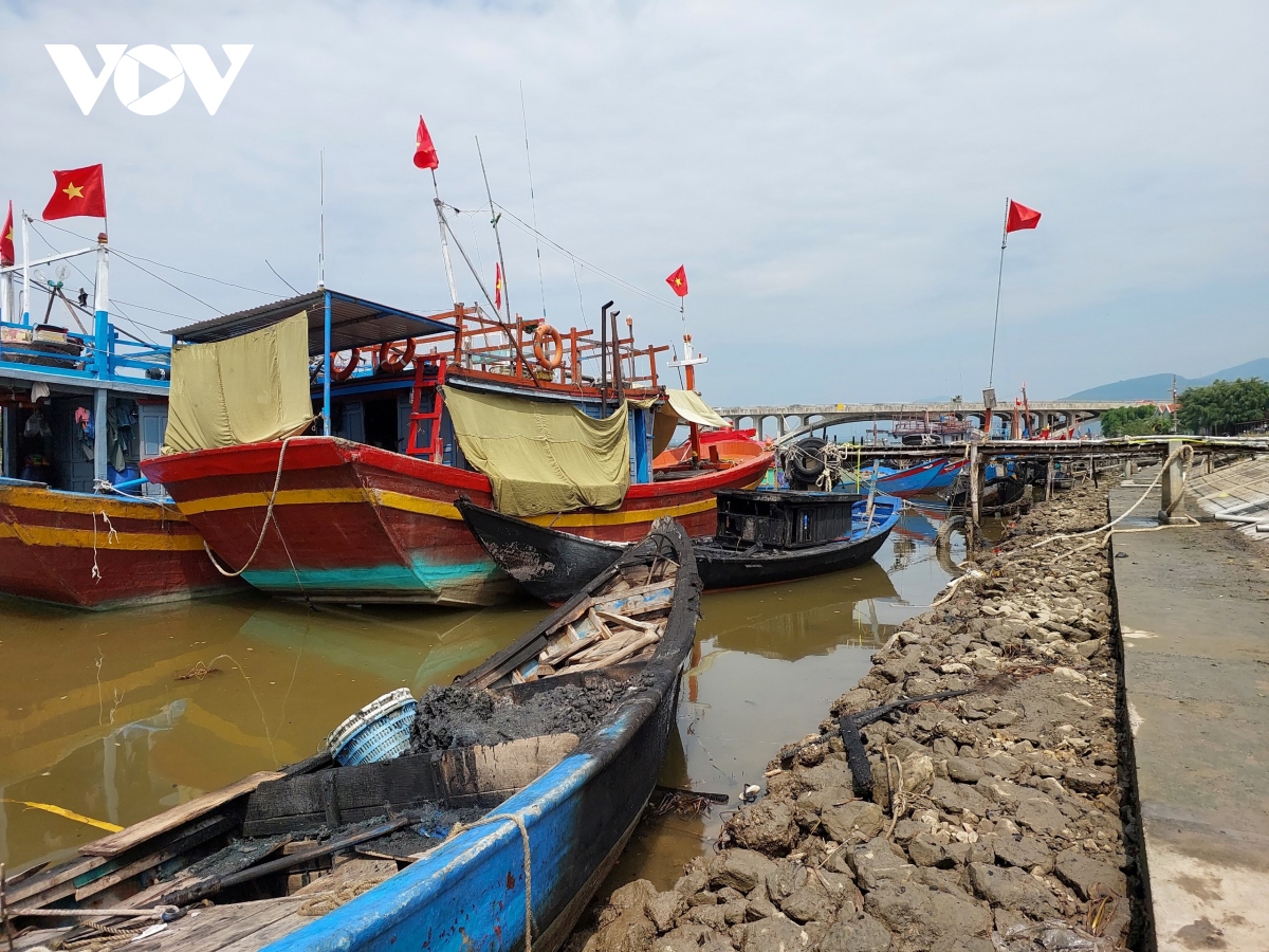Tàu cá bốc cháy trong đêm khi đang neo đậu