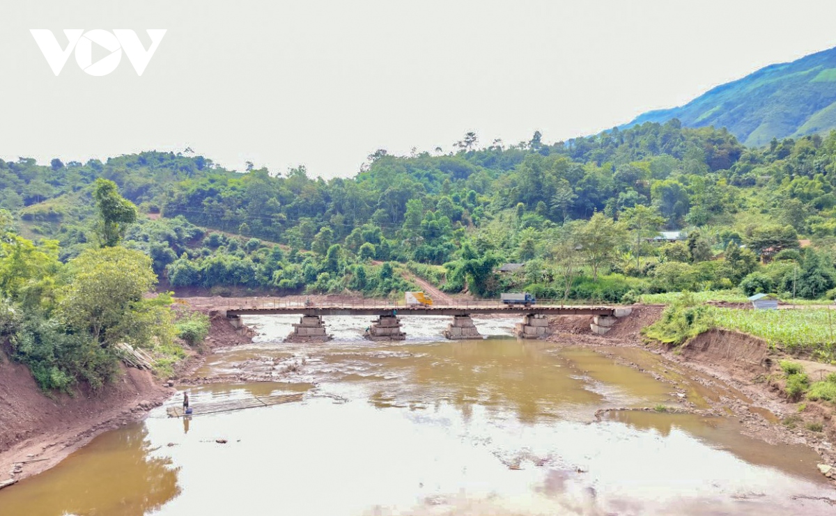 hoan thanh cau tam, buoc dau dam bao giao thong tren ql4h di muong nhe hinh anh 1