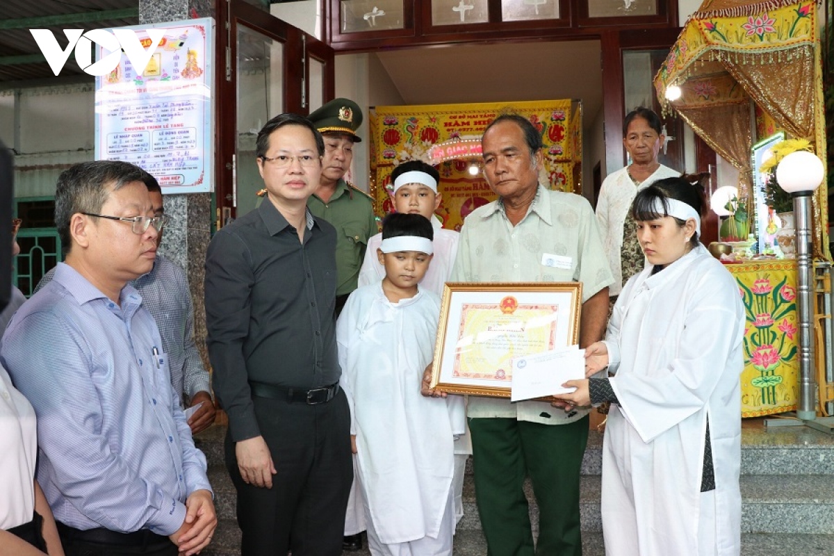 binh thuan de nghi cong nhan liet si doi voi nguoi lao vao dam chay cuu nguoi hinh anh 1