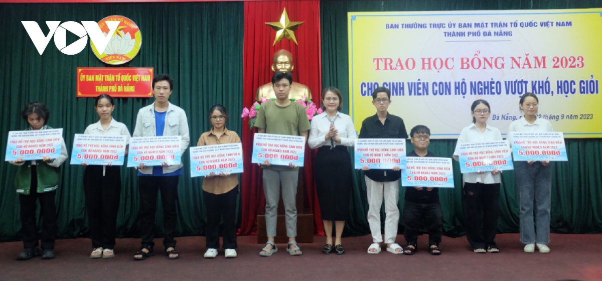 Đà Nẵng trao học bổng tặng sinh viên con hộ nghèo vượt khó học khá, giỏi