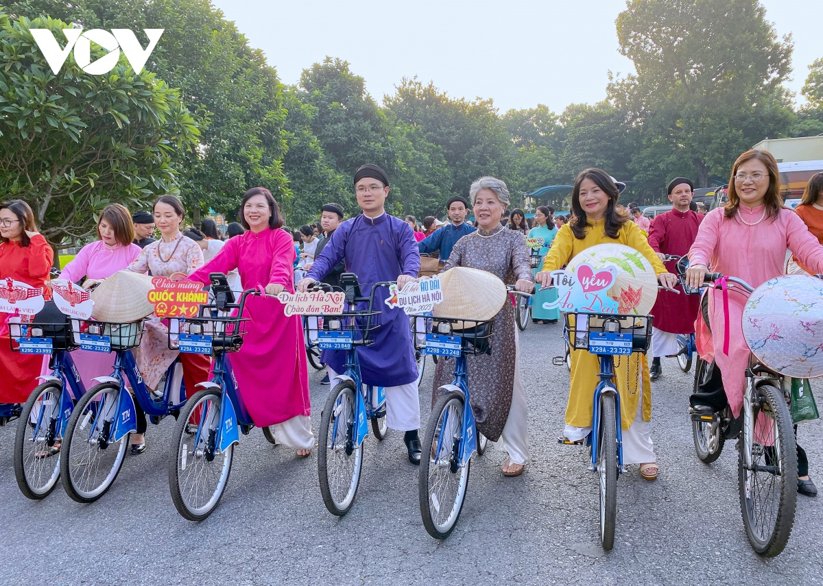 ket noi ao dai voi du lich di san tai ha noi hinh anh 2