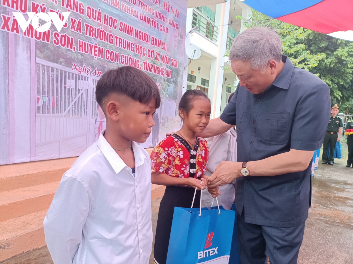 chanh an nguyen hoa binh tham hoi quan va dan huyen con cuong, nghe an hinh anh 2