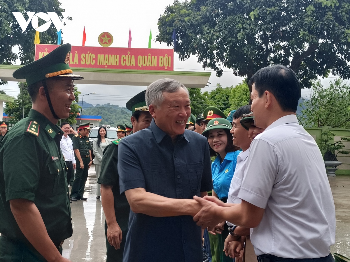 chanh an nguyen hoa binh tham hoi quan va dan huyen con cuong, nghe an hinh anh 1