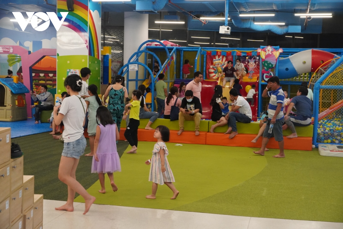các khu vui chơi ở tp.hcm vẫn đông đúc nhộn nhịp trong ngày thứ 3 của kỳ nghỉ lễ hình ảnh 9 cac khu vui choi o tp.hcm van dong duc nhon nhip trong ngay thu 3 cua ky nghi le hinh anh 9