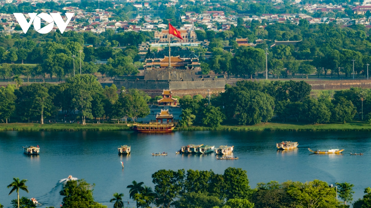 Dong nghit nguoi dan co vu dua thuyen ngay quoc khanh ben dong huong giang hinh anh 10