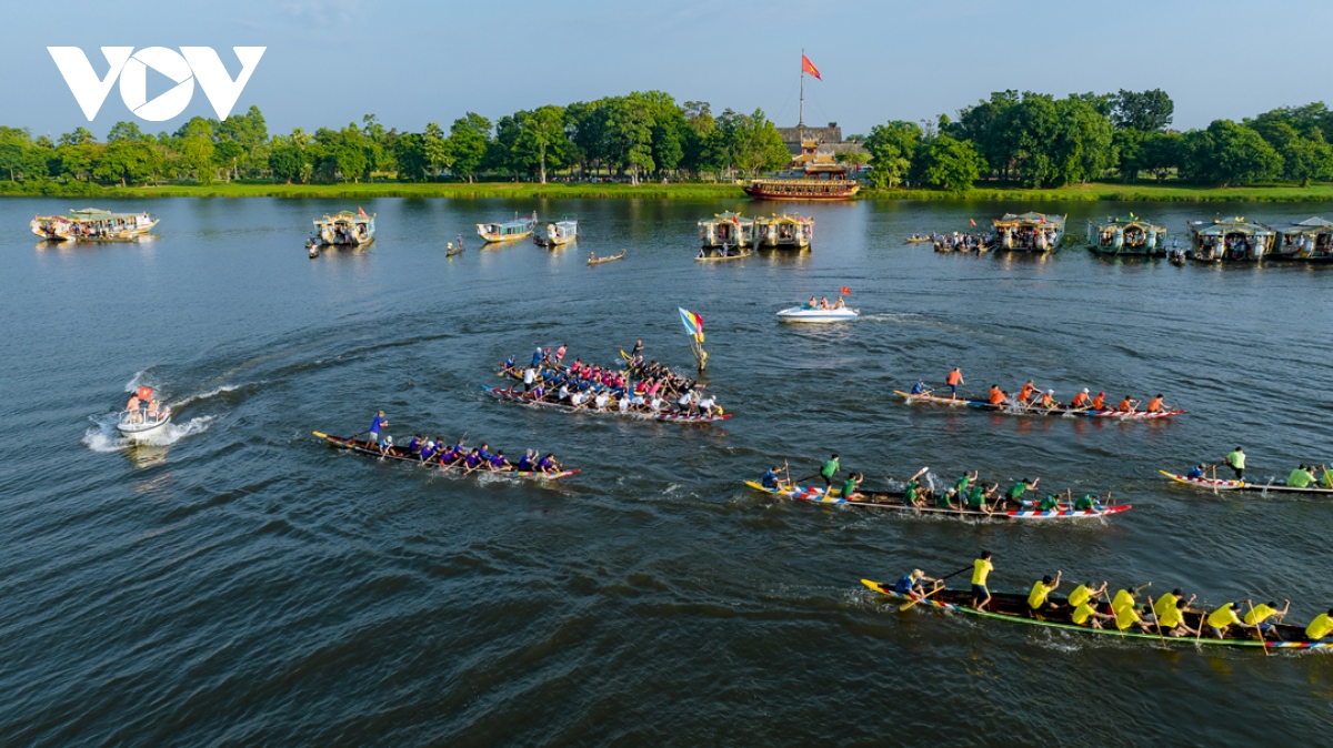 Dong nghit nguoi dan co vu dua thuyen ngay quoc khanh ben dong huong giang hinh anh 9