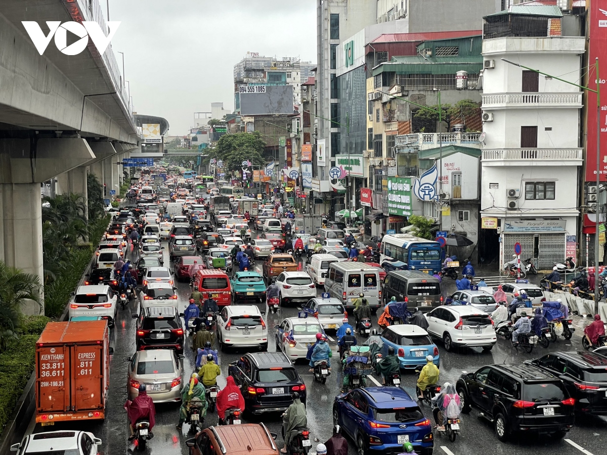 Giữa trưa, nhiều tuyến đường ở Hà Nội vẫn tắc cứng do mưa ngập