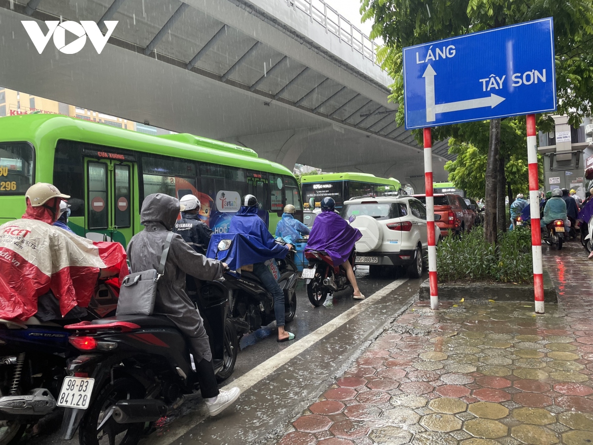 giua trua, nhieu tuyen duong o ha noi van tac cung do mua ngap hinh anh 7