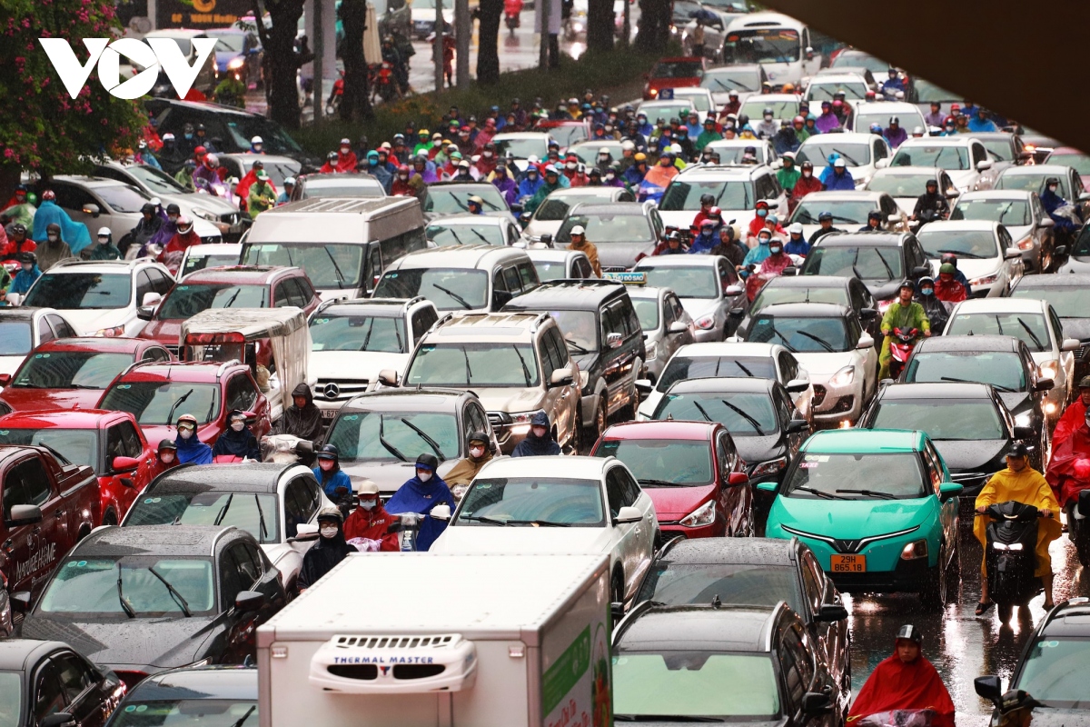 giua trua, nhieu tuyen duong o ha noi van tac cung do mua ngap hinh anh 3