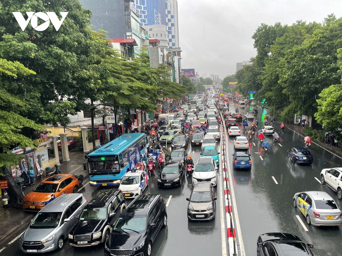 giua trua, nhieu tuyen duong o ha noi van tac cung do mua ngap hinh anh 10