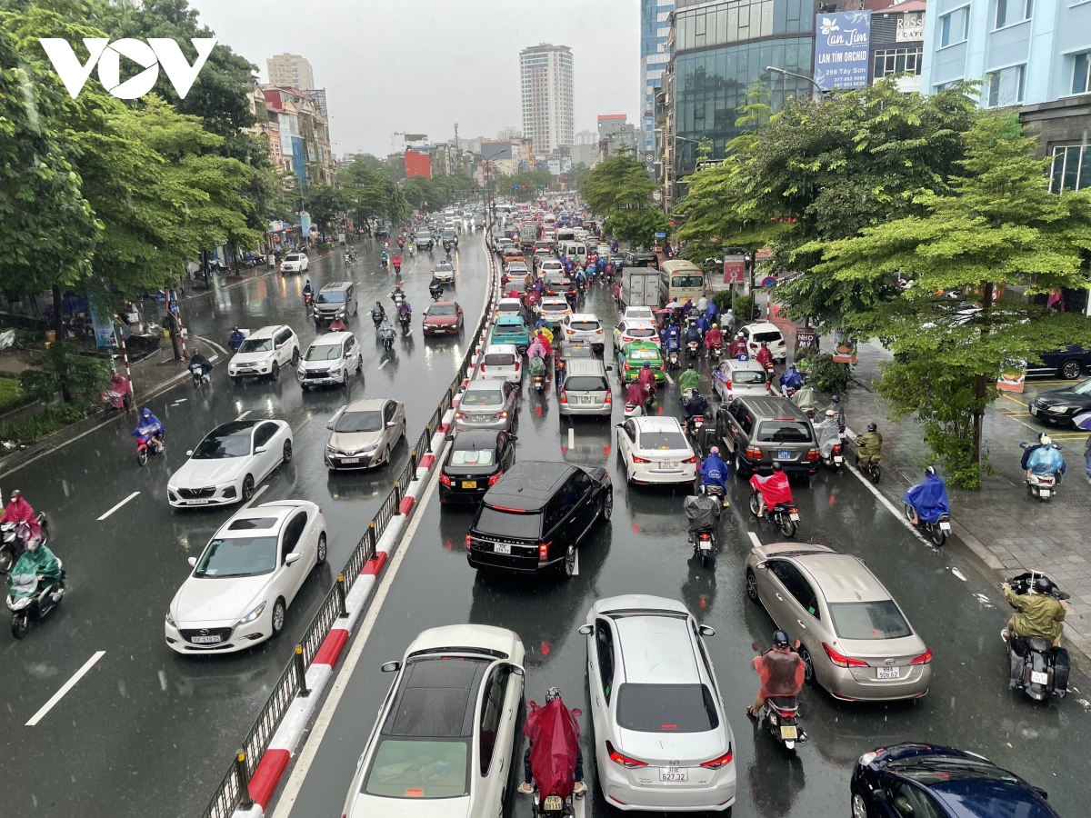 giua trua, nhieu tuyen duong o ha noi van tac cung do mua ngap hinh anh 5