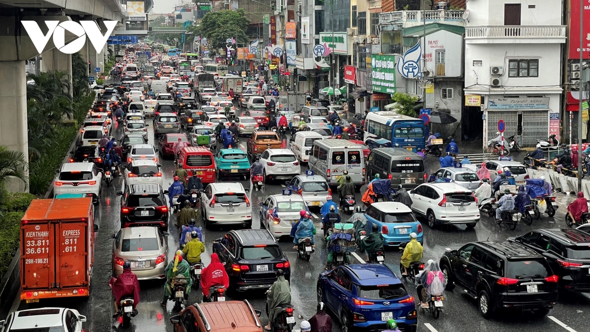 Giữa trưa, nhiều tuyến đường ở Hà Nội vẫn tắc cứng do mưa ngập