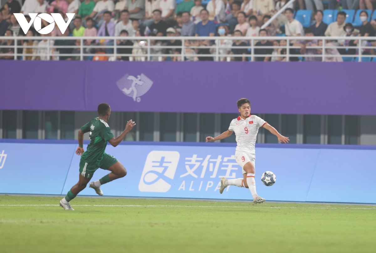 Trực tiếp Olympic Việt Nam 0-1 Olympic Saudi Arabia: Đội bạn mở tỷ số - Ảnh 1.