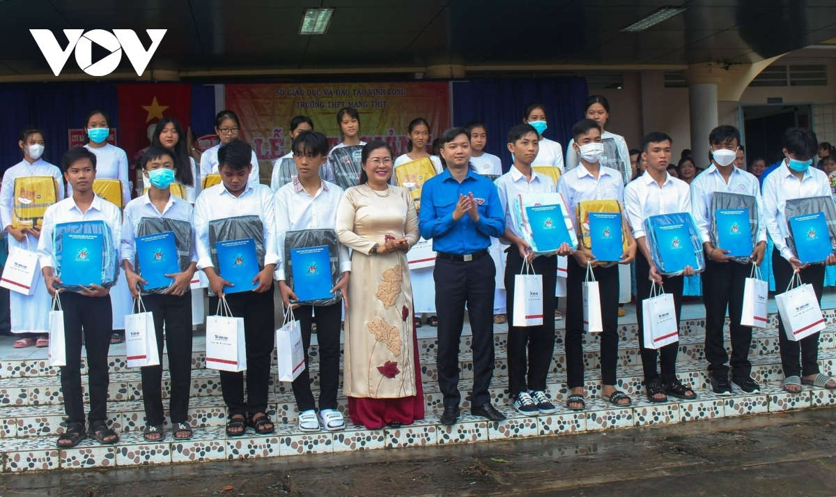 học sinh cả nước hân hoan đến trường dự lễ khai giảng năm học mới hình ảnh 332 hoc sinh ca nuoc han hoan den truong du le khai giang nam hoc moi hinh anh 332
