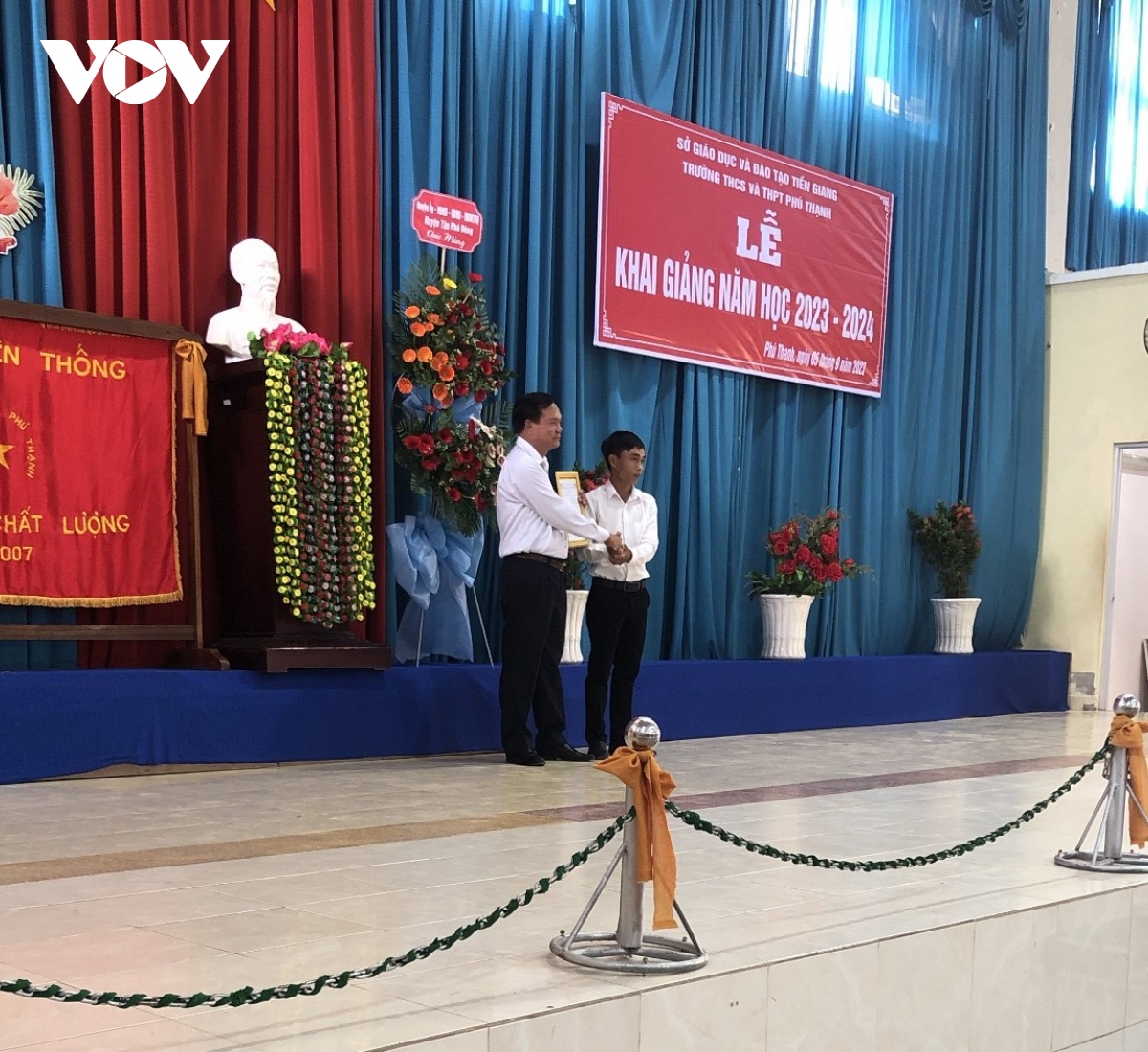 học sinh cả nước hân hoan đến trường dự lễ khai giảng năm học mới hình ảnh 334 hoc sinh ca nuoc han hoan den truong du le khai giang nam hoc moi hinh anh 334