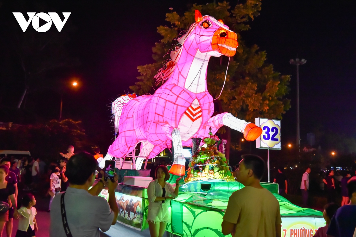 man nhan voi hang tram den long khong lo tai le hoi thanh tuyen 2023 hinh anh 13