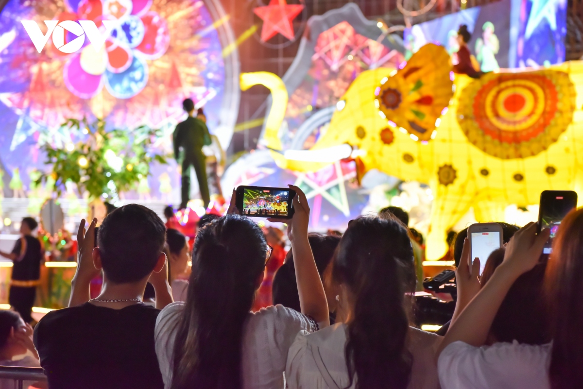 man nhan voi hang tram den long khong lo tai le hoi thanh tuyen 2023 hinh anh 9