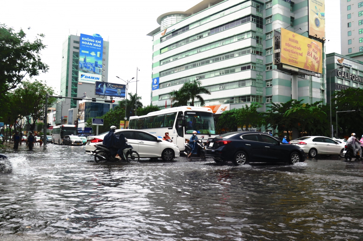 nhieu tuyen pho o Da nang bien thanh song trong mua lon hinh anh 2