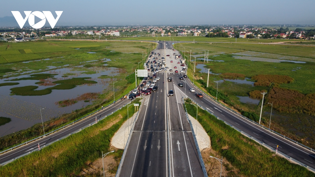 Ngày đầu thông tuyến cao tốc Quốc lộ 45 - Nghi Sơn và Nghi Sơn - Diễn Châu - Ảnh 3.