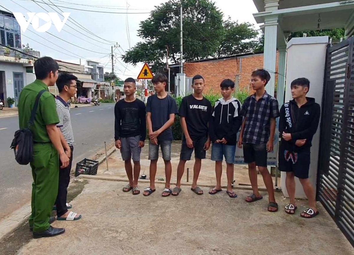 Bắt nhóm thiếu niên liên tiếp gây ra 30 vụ trộm tài sản trên xe ô tô