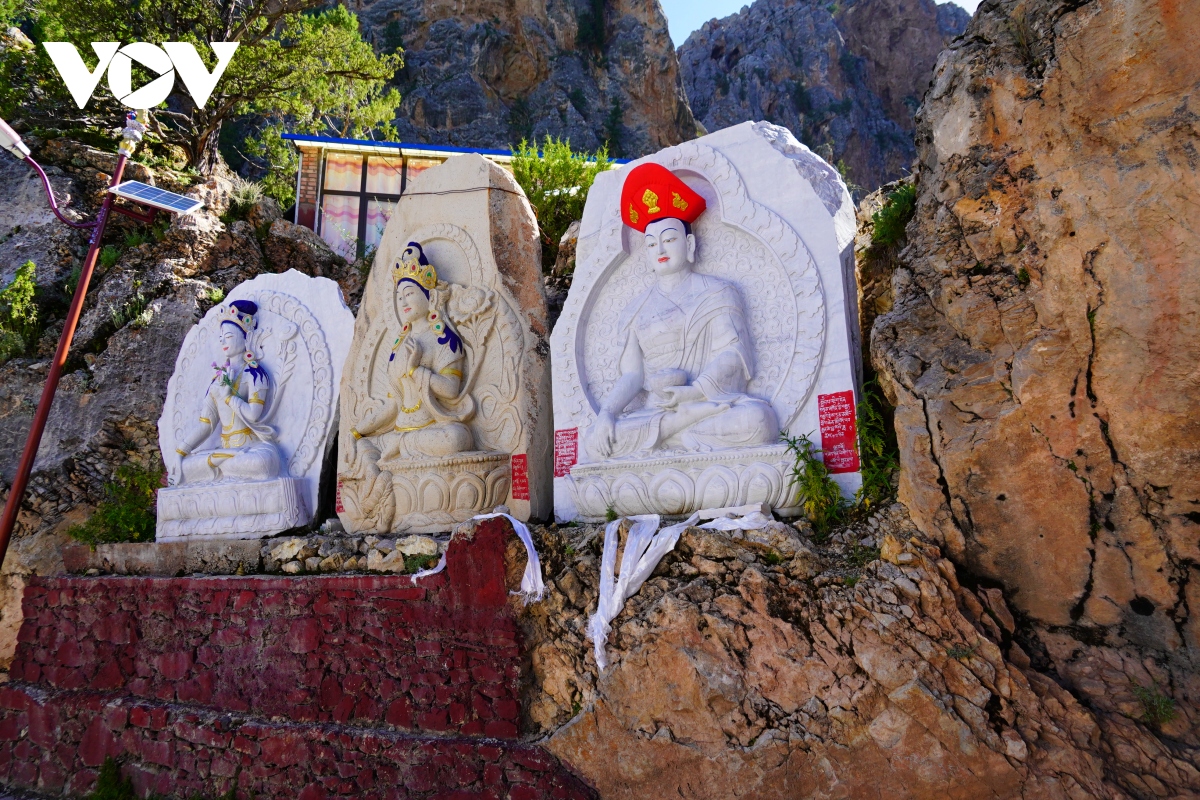 Doc dao ngoi chua tang cheo leo tren vach nui o thanh hai trung quoc hinh anh 21