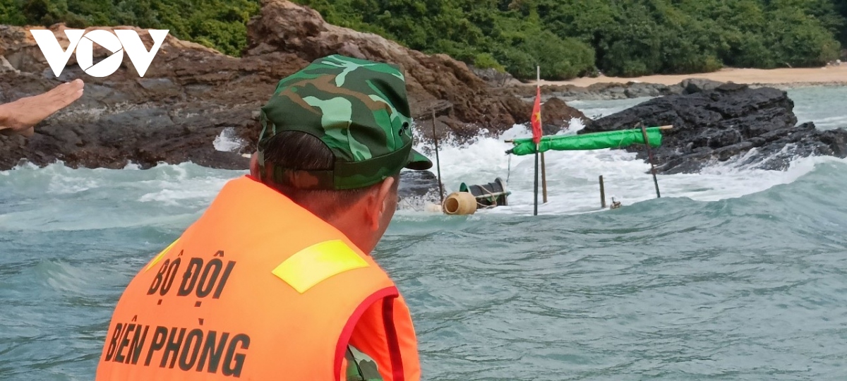 Don bien phong Dao tran quang ninh cuu ho ngu dan bi dam tau hinh anh 1