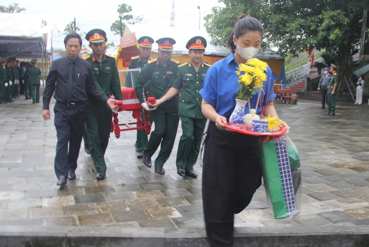 Truy điệu, an táng 30 hài cốt liệt sĩ quy tập ở lèn đá Cô Loong, xã Hướng Lập