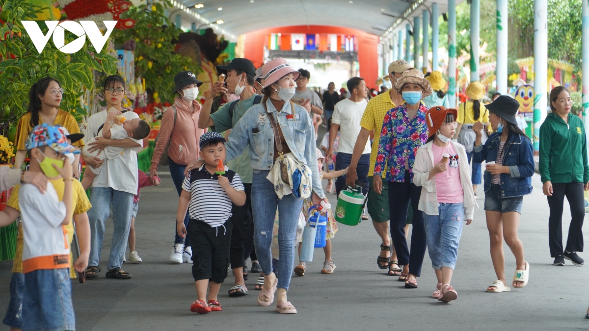 các khu vui chơi ở tp.hcm vẫn đông đúc nhộn nhịp trong ngày thứ 3 của kỳ nghỉ lễ hình ảnh 2 cac khu vui choi o tp.hcm van dong duc nhon nhip trong ngay thu 3 cua ky nghi le hinh anh 2