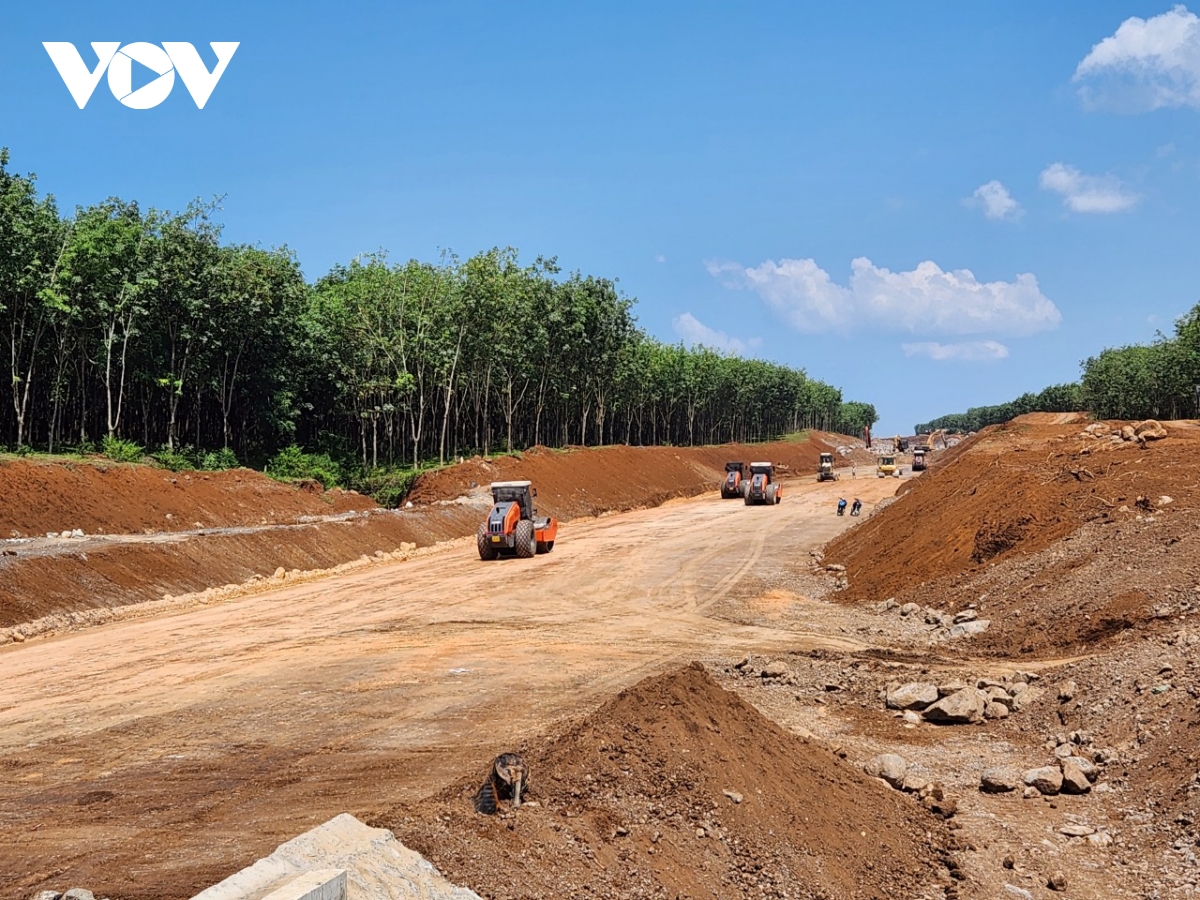 Cao tốc Vạn Ninh- Cam Lộ: Thuê đất của dân để thi công cho kịp tiến độ