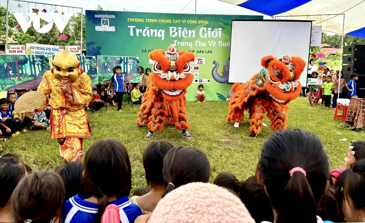 ron rang ngay hoi trung thu tai cac buon lang o Dak lak hinh anh 1